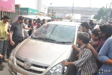 Pilla Nuvvu Leni Jeevitham Movie Team Visits Viswanath Theatre